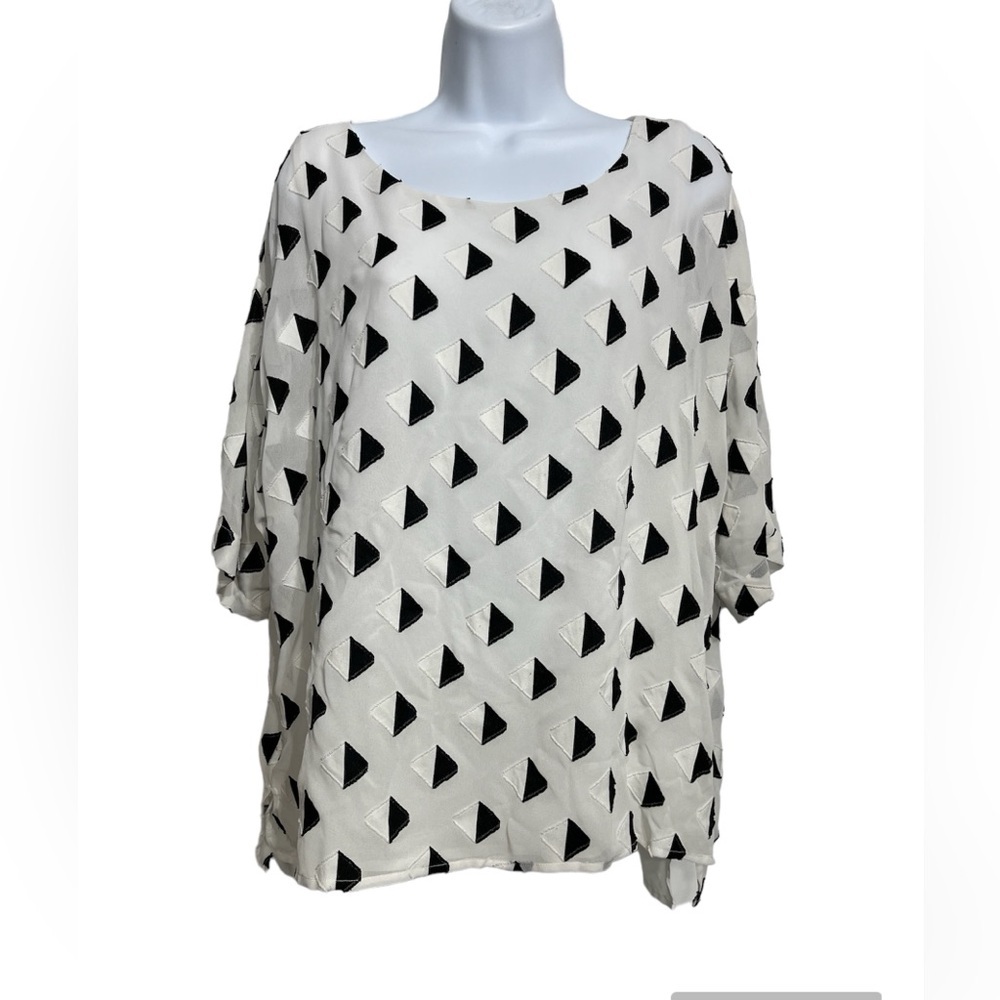 Masseys Black and White Geometric Blouse